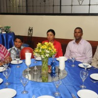 La familia de Arelis Reynoso, su hermana Magda Reynoso, su hijo Christian Hernandez, otra hermana Laura Reynoso, su hermano Jose Rafael Reynoso, junto a Hector Gomez, de la Z101 y colaborador de DeporVida.net