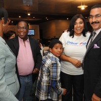 Editora Arelis Reynoso junto a colegas y amigos. Recibiendo un abrazo de Juan Jose Rodriguez.