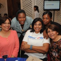 Xiomara Estevez, Teresa Durán, Belkis Aquino, y la Arquitecta Kenia Duluc posan junto a Arelis Reynoso