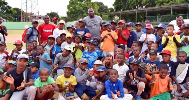 VLADIMIR GUERRERO COMPARTION PLABRAS DE APOYO CON LOS JOVENES