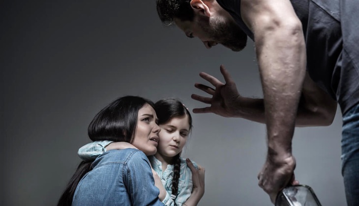 MUERES CALLADAS Y SUMISAS