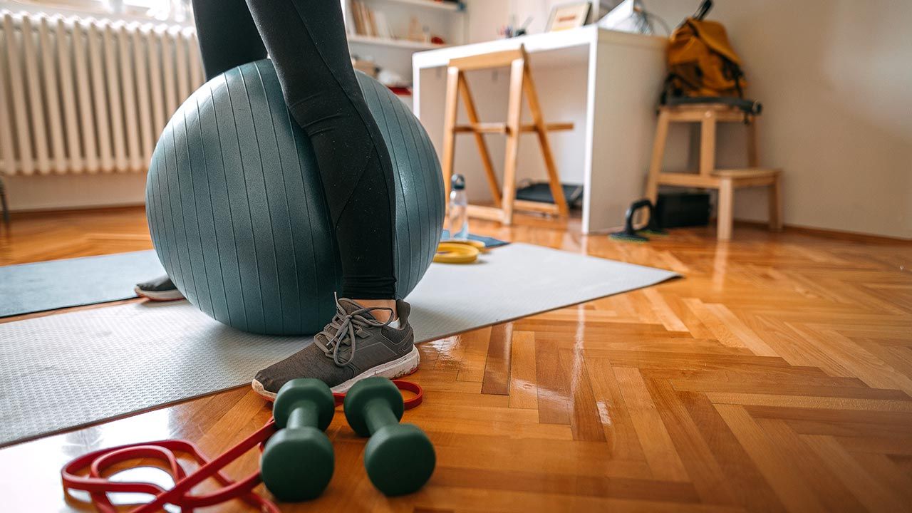 Varias herramientas para hacer ejercicio en el suelo de la habitación.